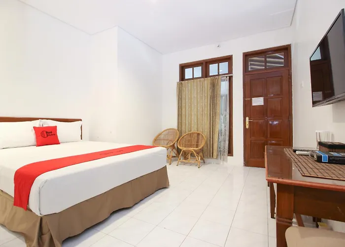 RedDoorz Plus Near Alun Alun Selatan