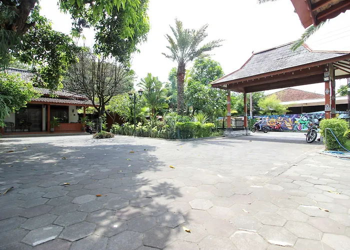 RedDoorz Plus Near Alun Alun Selatan