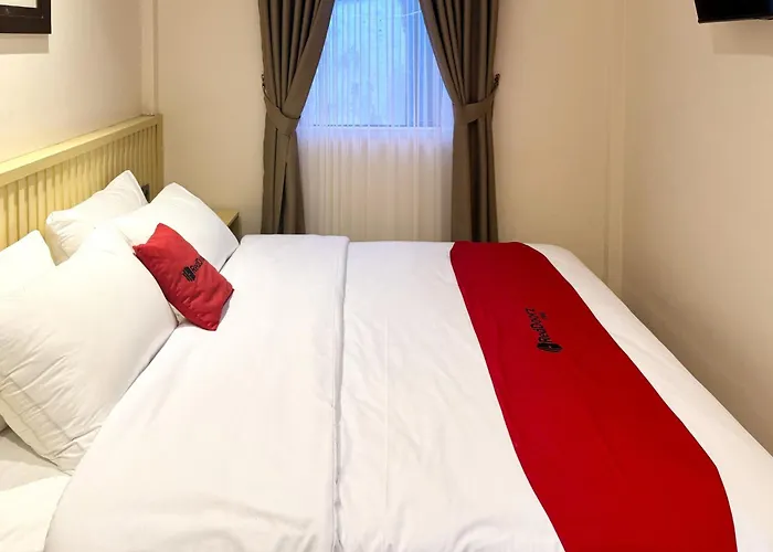 RedDoorz Plus Near Alun Alun Selatan